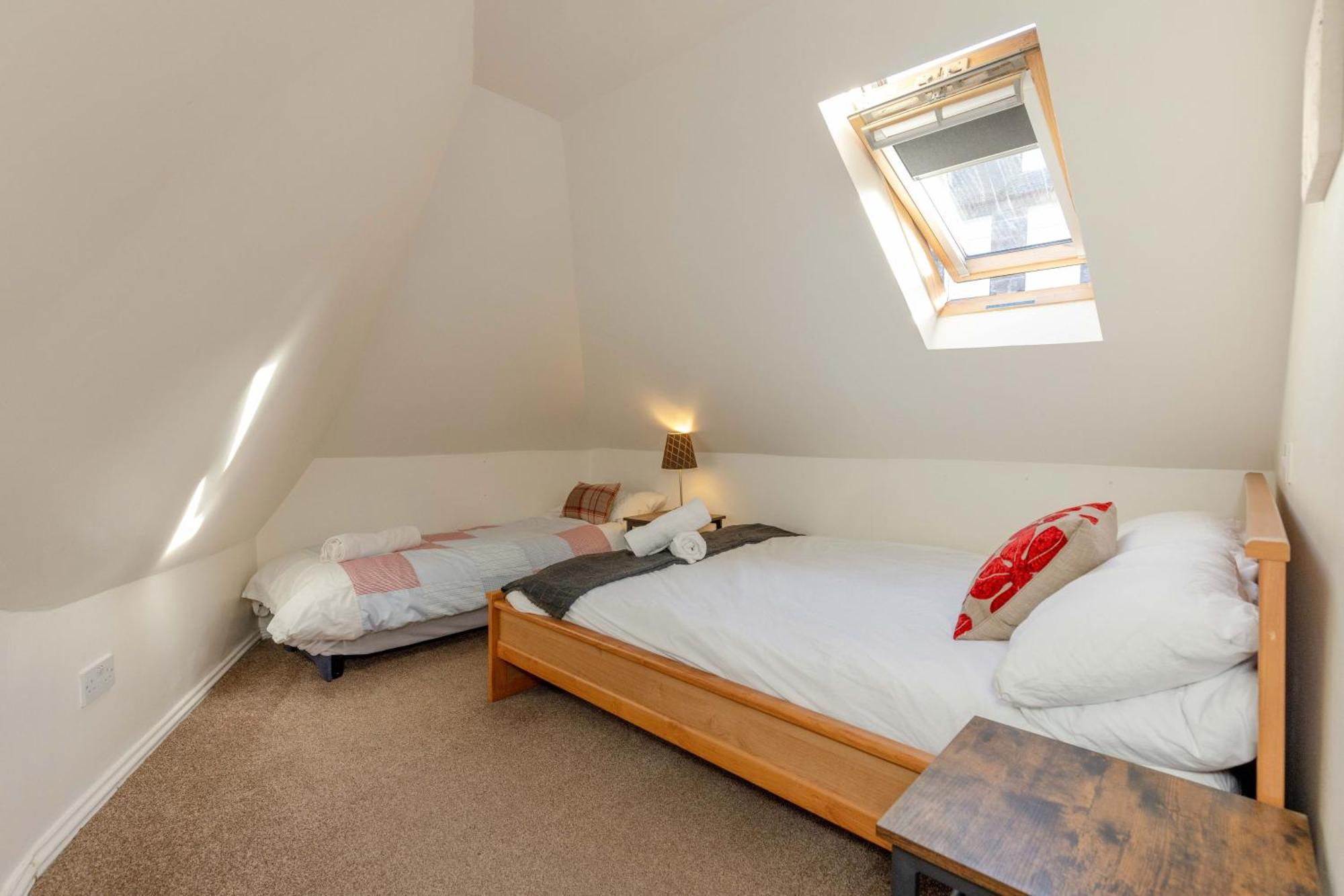 Traditional 3 Bedroom Quiet Duplex Flat By High St, Trams And Buses - Just 1-5 Miles To Centre Edimburgo Exterior foto